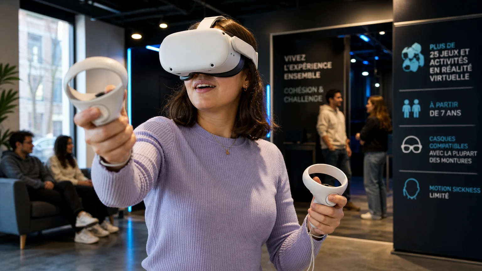 Personne portant un casque de réalité virtuelle avec manettes dans un espace lumineux